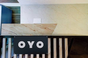 Una mesa de recepción con un cartel que dice 'OYO'.