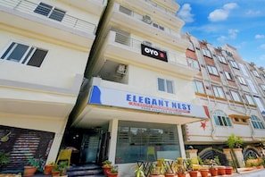 Een hotel genaamd 'Elegant Nest' met een bord waarop snelle internetverbinding wordt aangegeven, en een bord met de tekst 'Hotel Element House' erboven.
