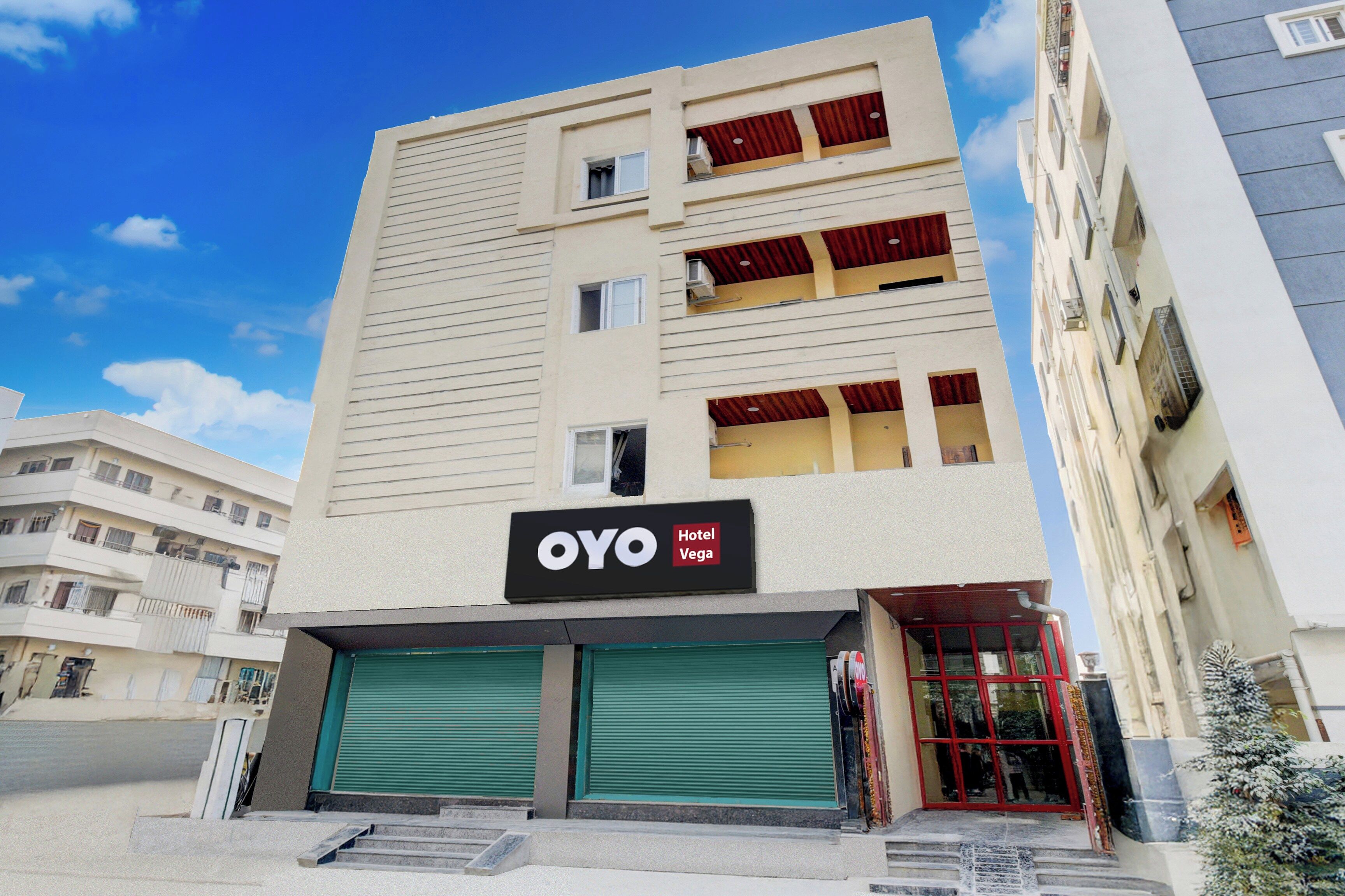 Un edificio de hotel con un cartel que dice 'OYO Hotel Vega'.