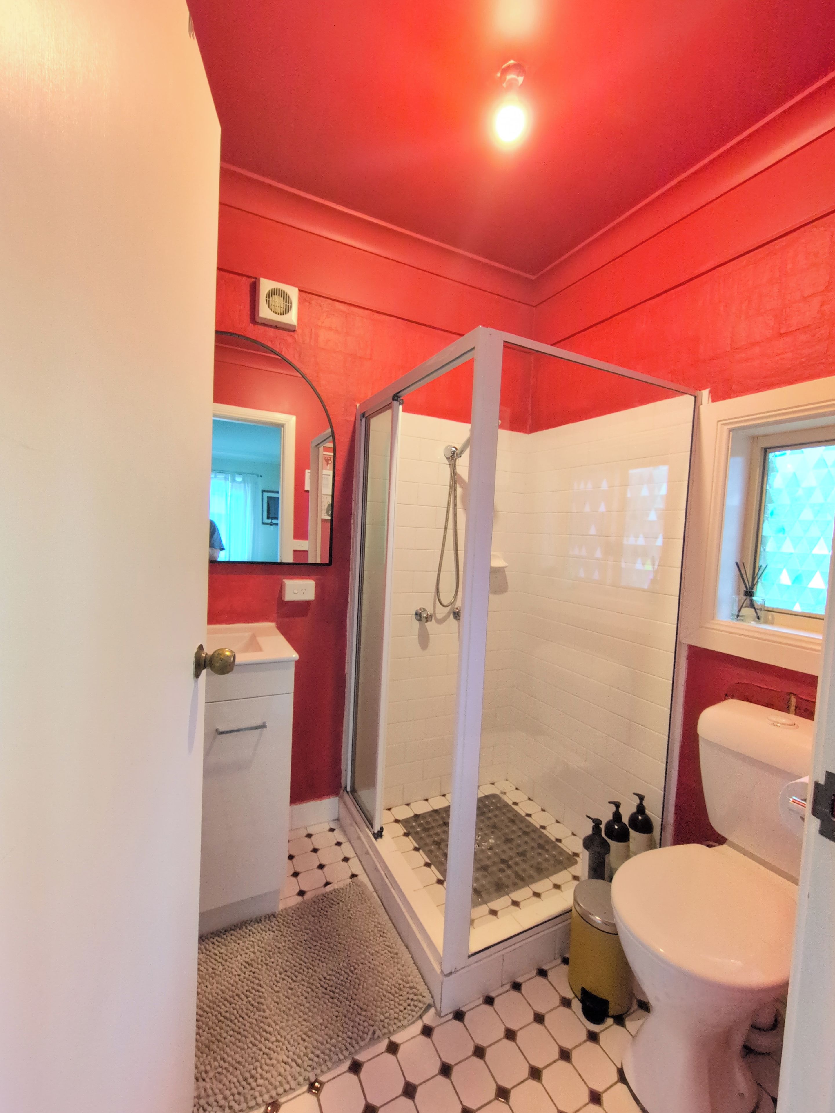 Un baño con ducha, inodoro y lavamanos.
