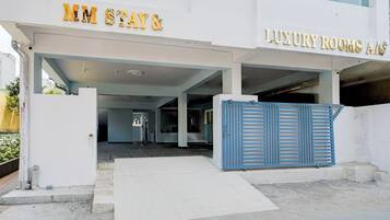 A building entrance with signage for 'MM STAY' and 'LUXURY ROOMS A/S'.