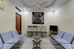 A waiting area with a ceiling fan, a wall-mounted sign reading 'NEW STAR LOUNGE', and two rows of seating. - Hotel O New Star Lodge (Hyderabad)