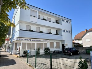 Kaksikerroksinen rakennus, jonka kyltissä lukee: »GÄSTEHAUS Rheinstetten – Forchheim».