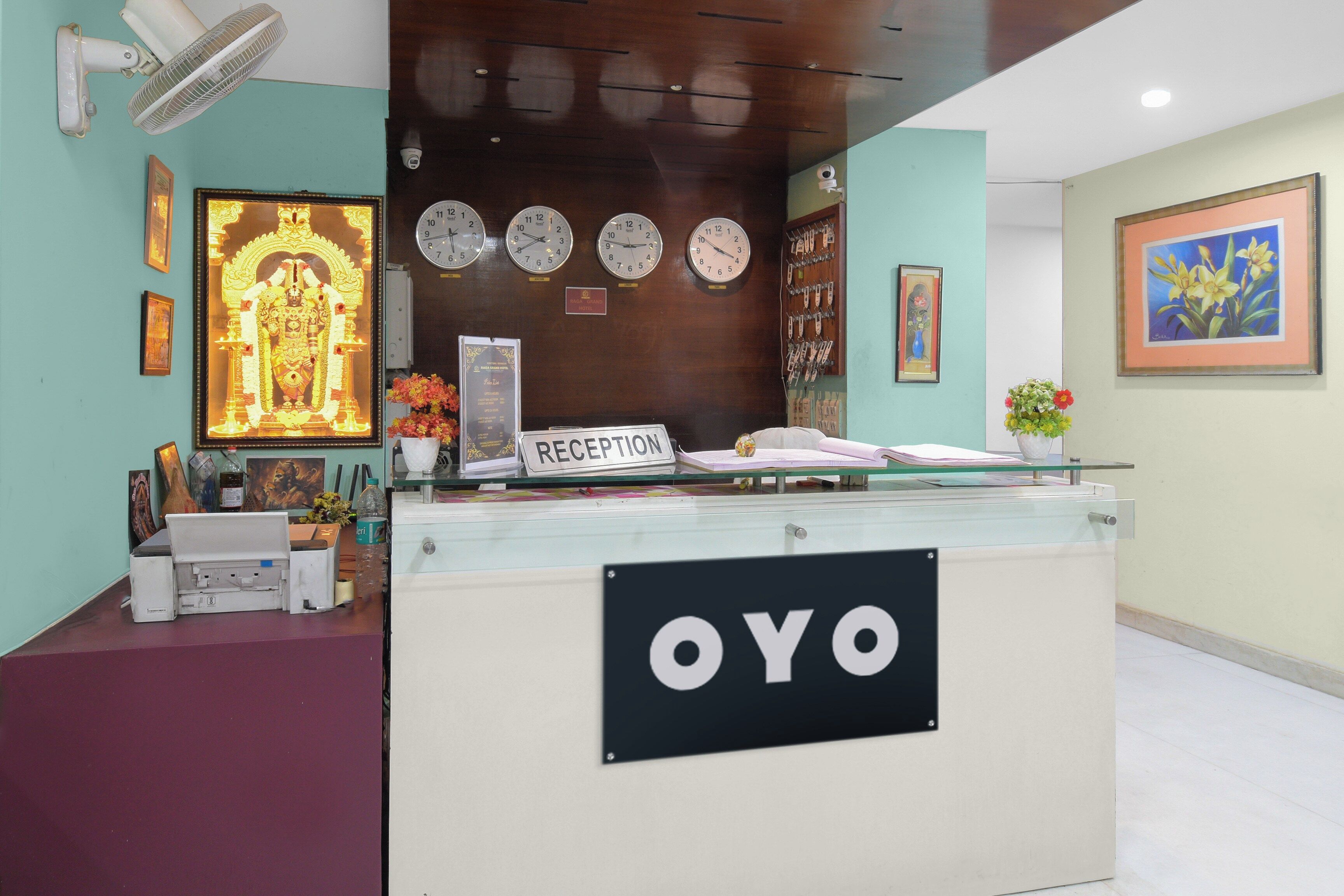 En receptionsdisk med et skilt, der viser 'RECEPTION' og 'OYO'.