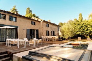 Une villa avec piscine, un espace salon extérieur et un jardin.
