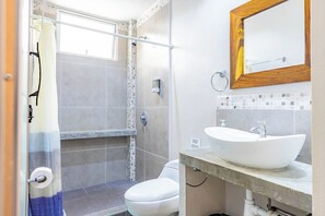 A bathroom with a shower, toilet, and sink. - Beachside Studio With Rooftop Views (Jacó)