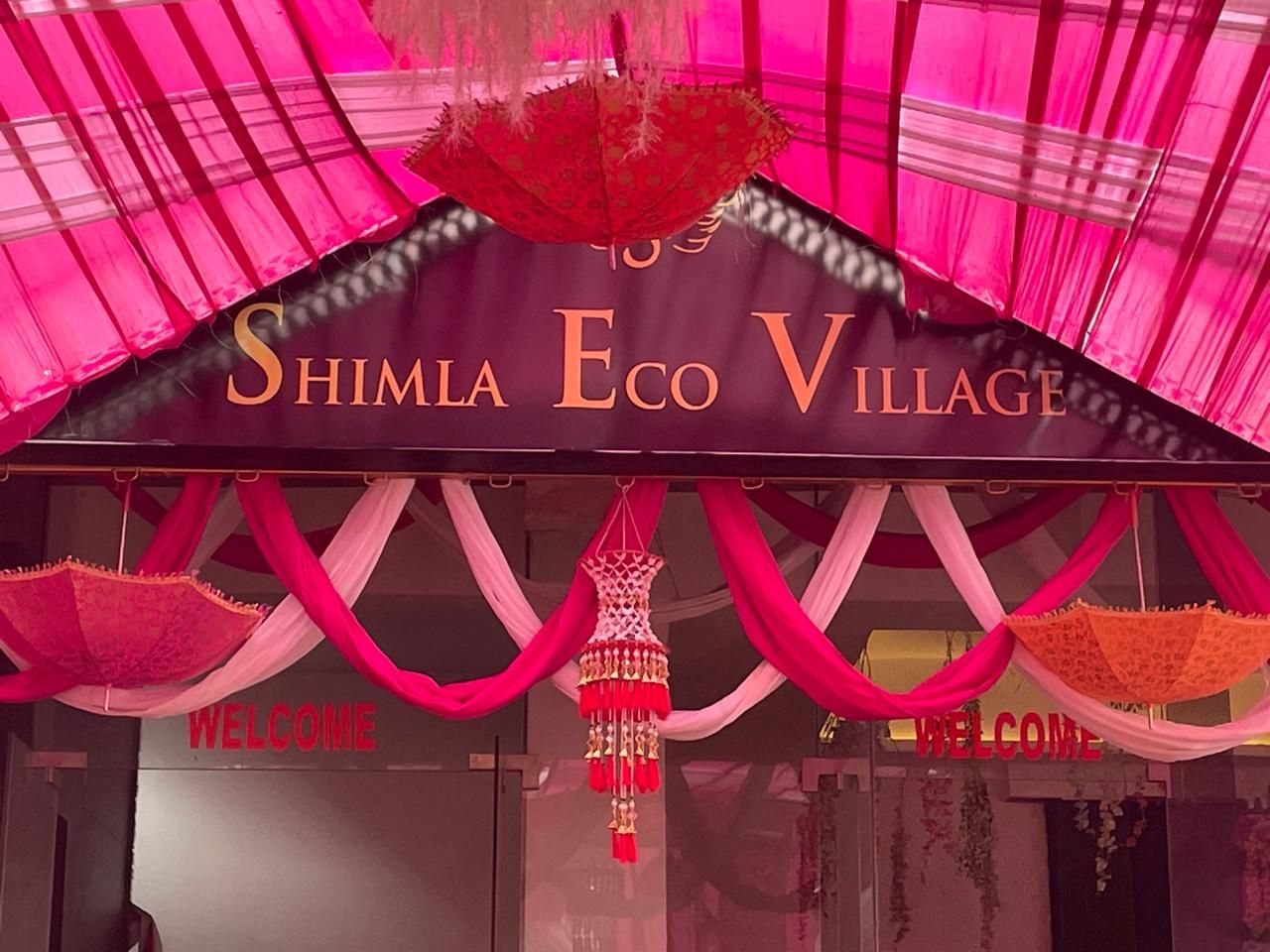 Un letrero para Shima Eco Village con la palabra 'WELCOME' escrita.