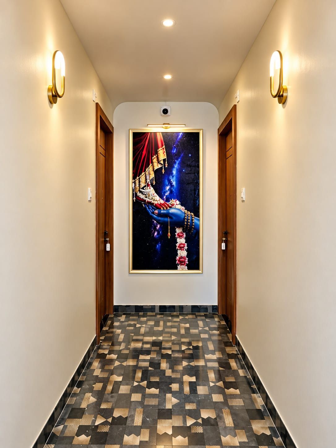Ein Flur mit Musterfußboden, gerahmten Bildern an der Wand und Wandleuchten.