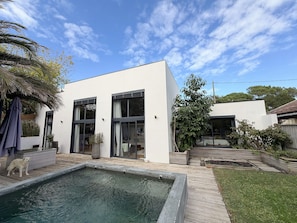A modern two-story house with a swimming pool, a patio, and a garden. - Bed and Breakfast 'Maison Océâme - Chambre 2' with Shared Pool, Wi-Fi and Air Conditioning (Capbreton)