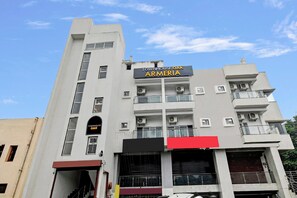 A multi-story building with a sign for 'Townhouse Oak Armeria.' - Townhouse OAK Armeria (Lucknow)