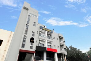 Un edificio de varios pisos con un letrero que dice 'Townhouse Oak'.