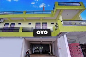 Un edificio con un cartel que dice 'OYO' y una entrada cubierta.