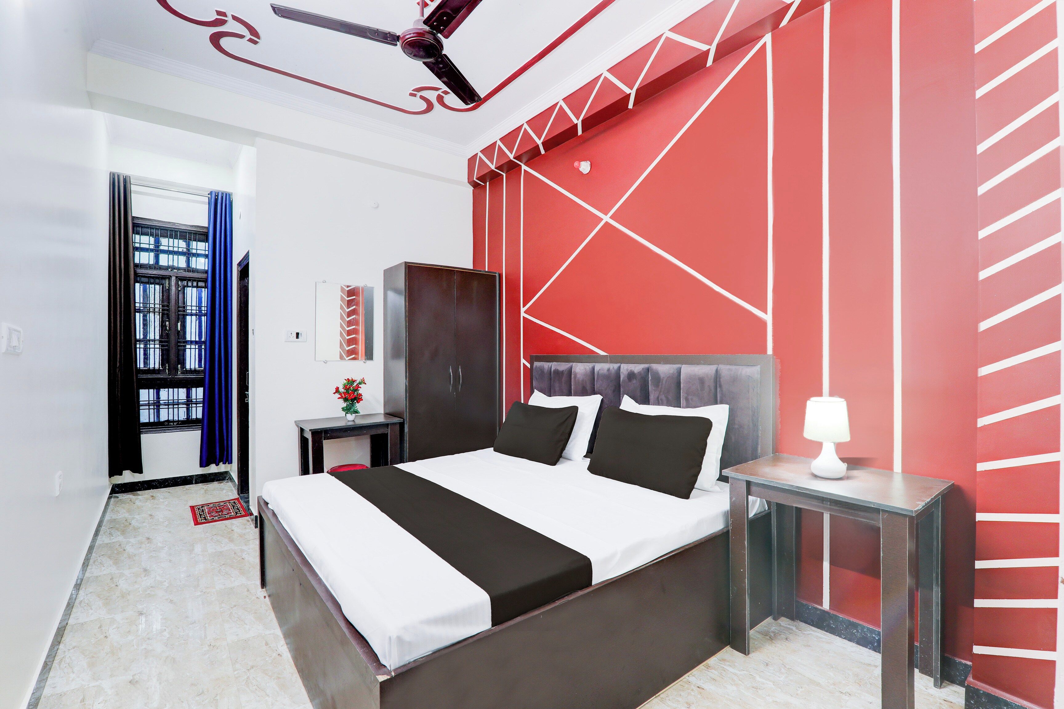 Un dormitorio moderno con cama, mesitas de noche, armario y ventilador de techo.