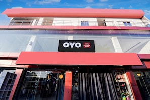 A hotel with a prominent 'OYO HOTEL SHIVANKAR PALACE' sign. - Hotel O Shubh Inn 4 (Lucknow)