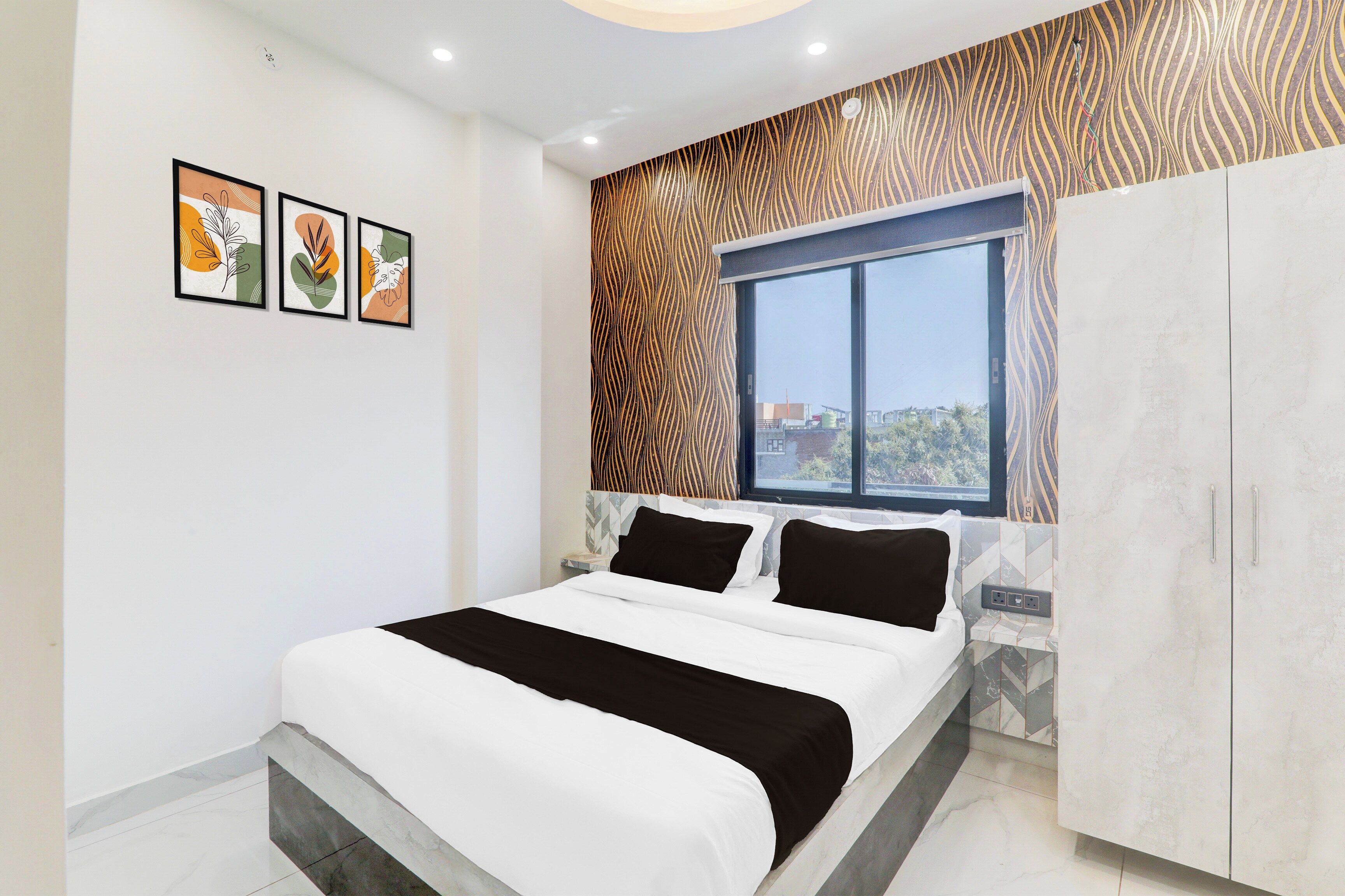 Un dormitorio con cama, armario y ventana con vistas.