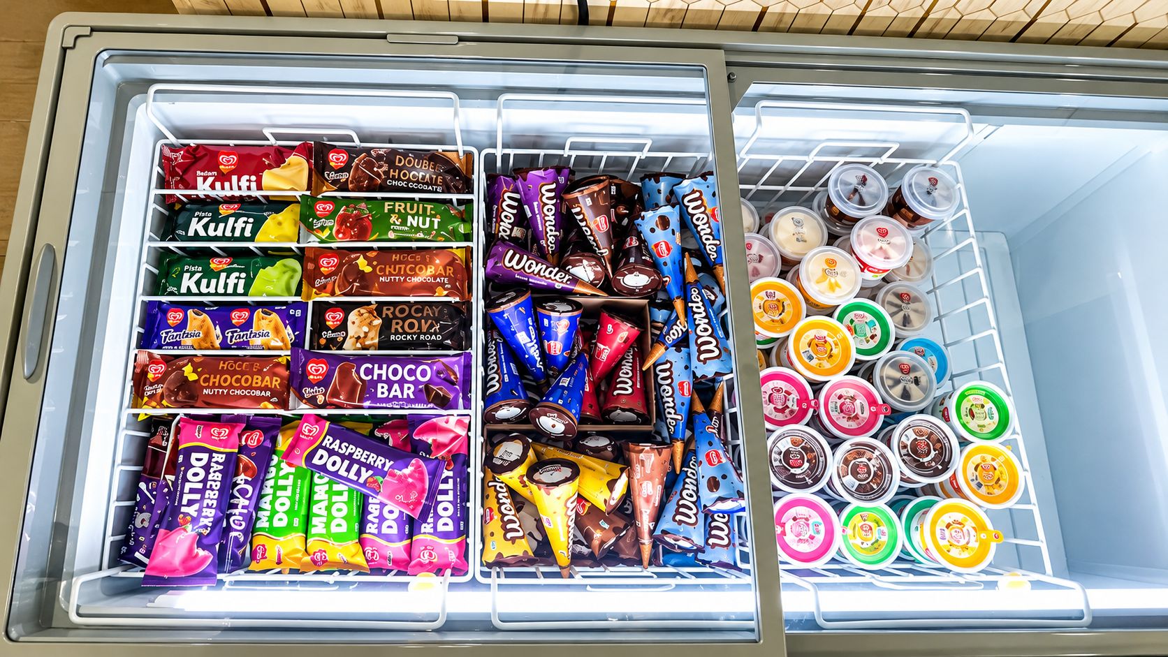 En frys full med olika sorters frysta godsaker och snacks.