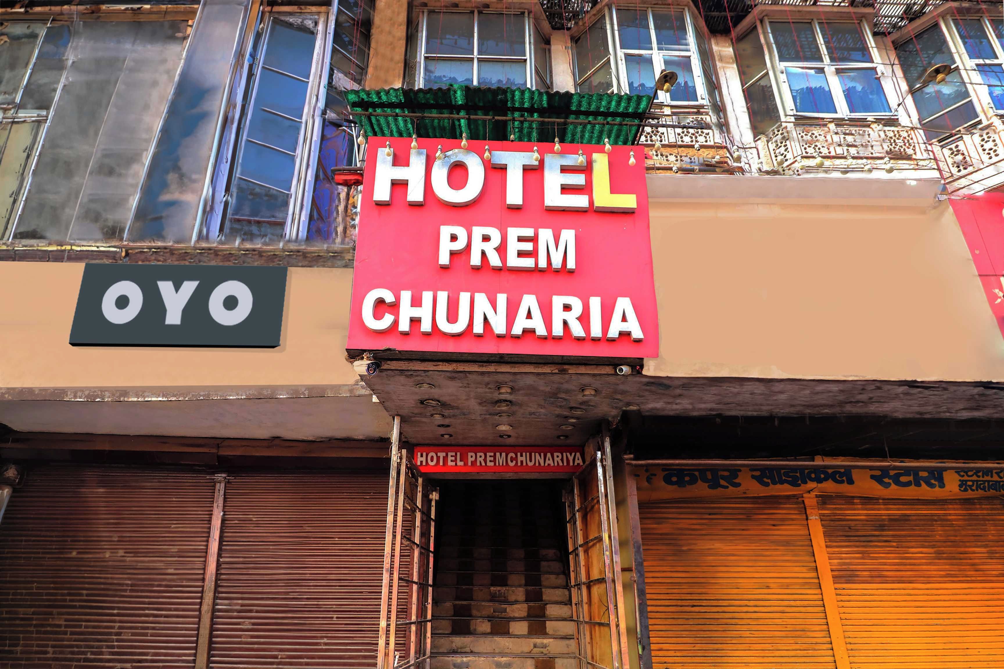 Un letrero de hotel con el nombre 'HOTEL PREM CHUNARIA' y un letrero más pequeño debajo que dice 'HOTEL PREMCHUNARIYA'.
