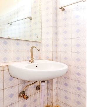 Bathroom - Hotel O Prem Chunaria (Moradabad)