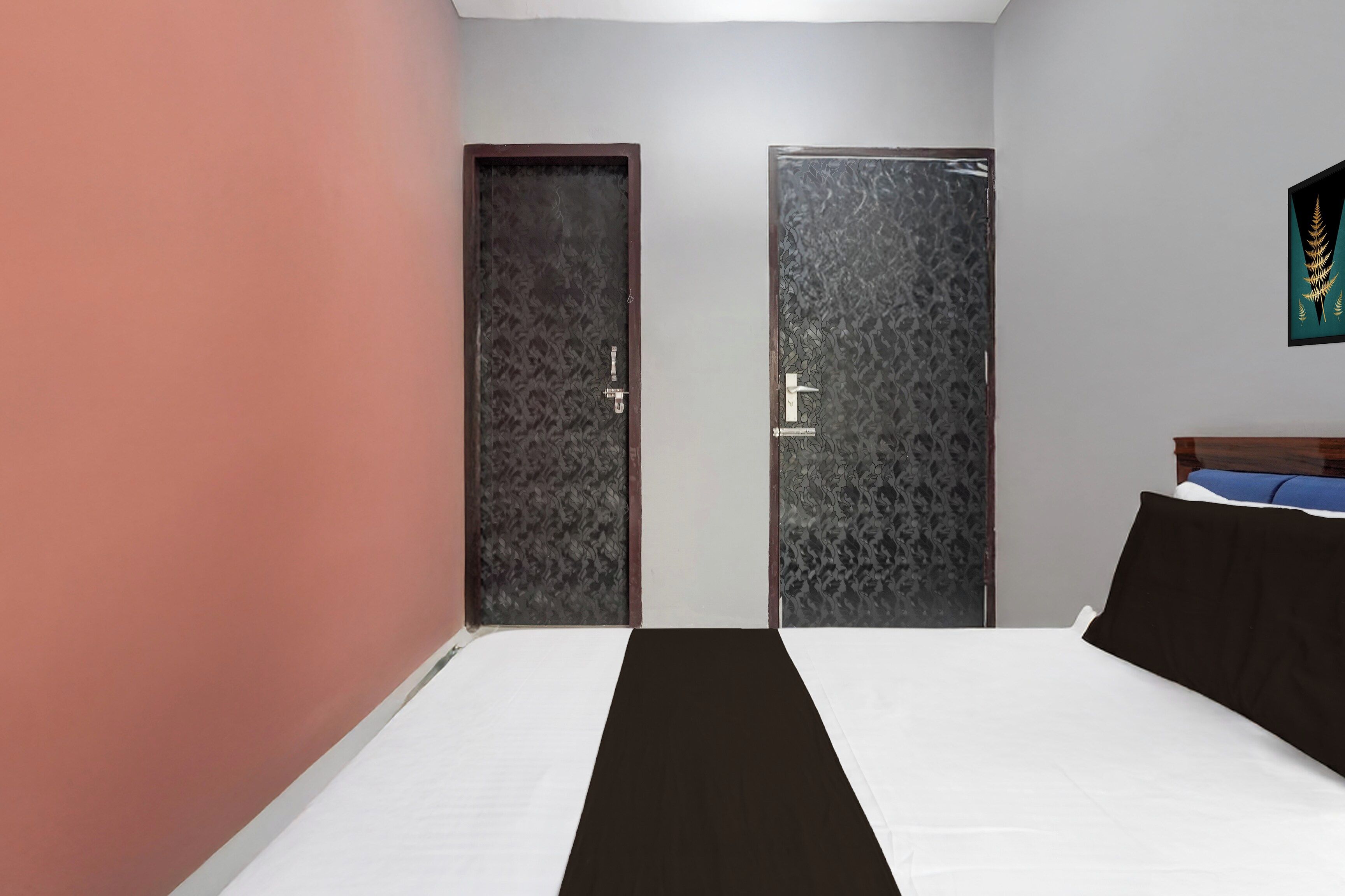 Un dormitorio con cama, dos puertas y una obra de arte colgada en la pared.