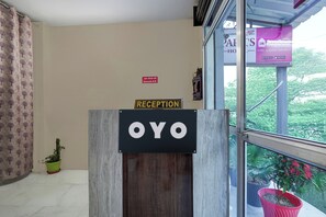 Una taquilla amb un cartell que diu 'RECEPTION' i 'OYO'.