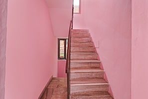 A staircase with wooden steps leading to a landing. - Hotel O by OYO Hema Holiday Home (Manali)