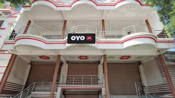 Een hotel met een bord waarop 'OYO Hotel' staat.
