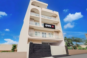 Un hotel de varios pisos con un letrero que dice OYO Galaxy Inn.