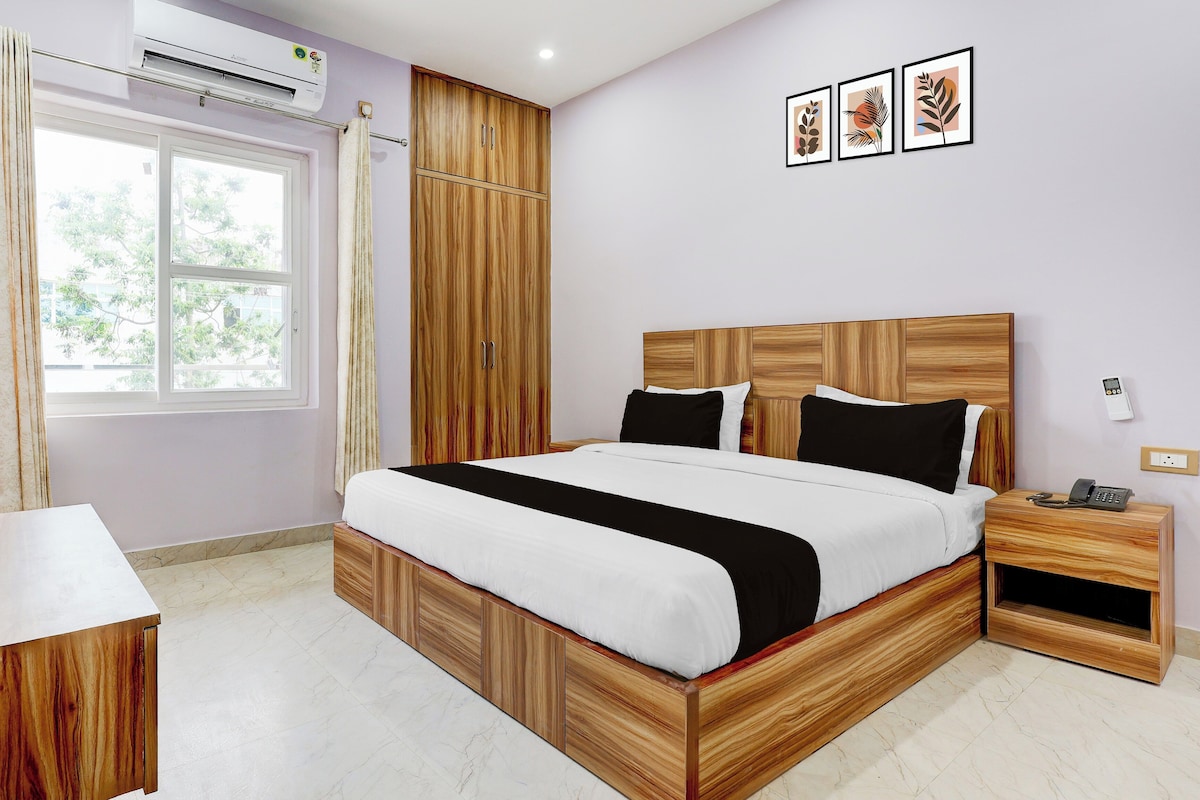 Un dormitorio con una cama de madera, una mesita de noche, un armario y una ventana con cortinas.