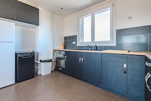 Una cucina moderna con lavastoviglie, forno e una finestra sopra il lavello.