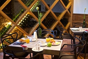 Dining - Château Prieuré Marquet (Saint-Martin-du-Bois)