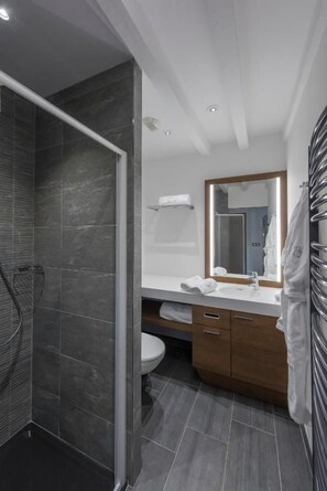 Bathroom - Château Prieuré Marquet (Saint-Martin-du-Bois)