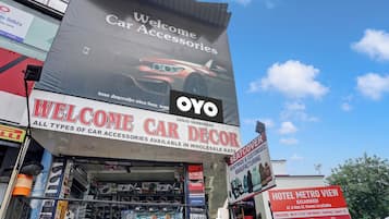 Un magasin de vente d’accessoires automobiles, avec une grande enseigne publicitaire présentant divers éléments et accessoires pour voitures.