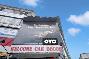 Un edificio con un letrero grande que anuncia accesorios para automóviles.