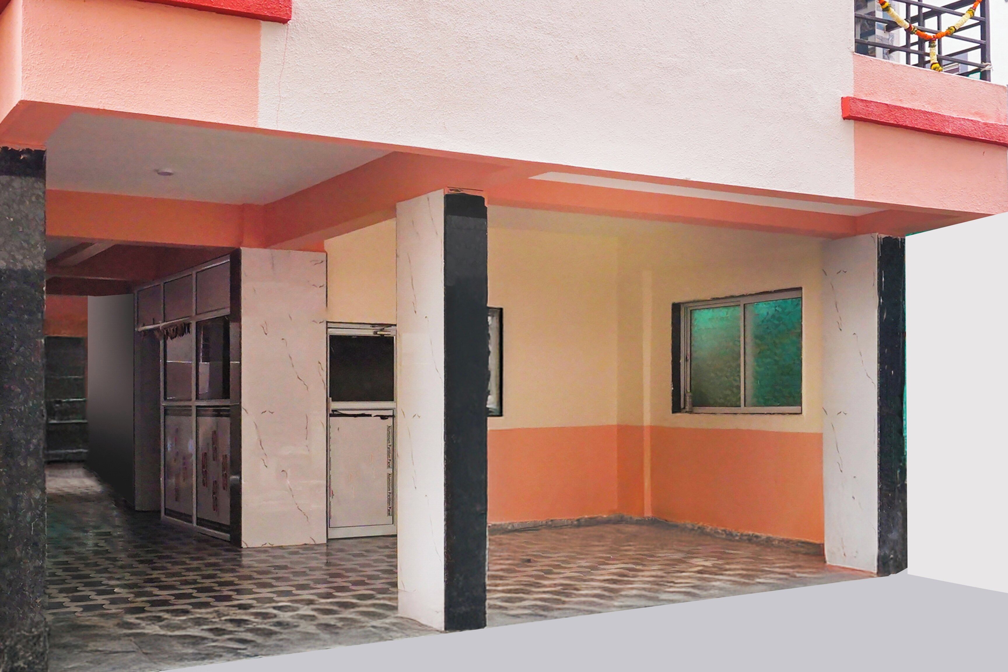 Un edificio con suelo de baldosas, una ventana y una puerta.