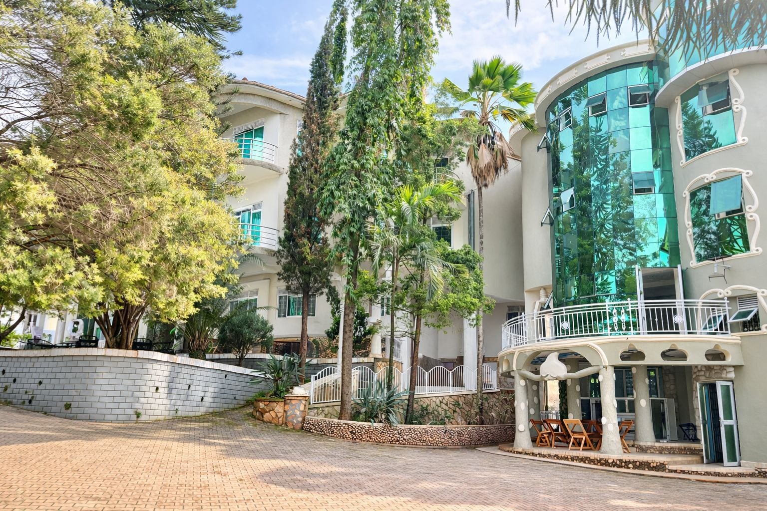 Un hôtel doté d’une cour intérieure, d’une piscine et d’un bâtiment avec des balcons.