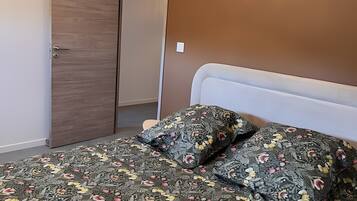 Una camera da letto con un letto, una porta e un lampadario.