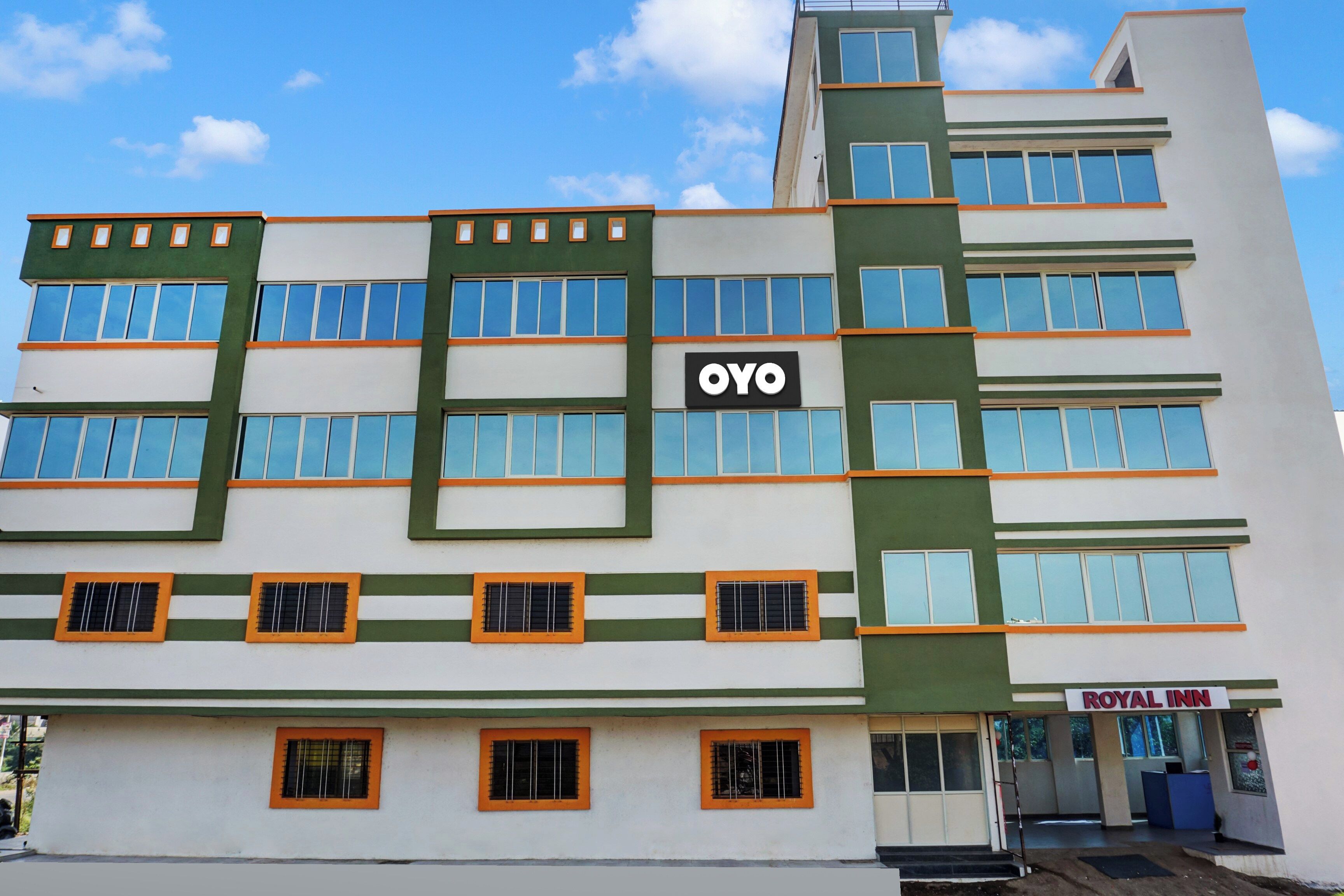 Un edificio de varios pisos con un cartel que dice 'ROYAL INN' al nivel de la calle.