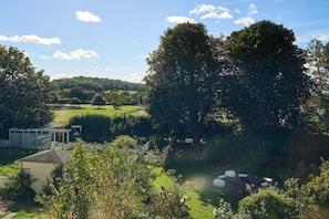 A residential property with a garden, a white fence, and a large tree. - *NEW* Castle & Countryside Views, Close To Goodwood (Warningcamp)