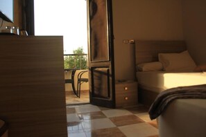 A hotel room with a bed, a desk, and a chair. - Khoufu Garden (Giza)