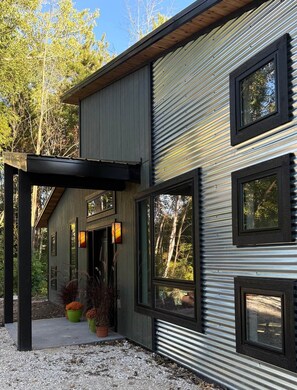 Un bâtiment moderne à deux étages, doté de grandes fenêtres et d’une entrée abritée.