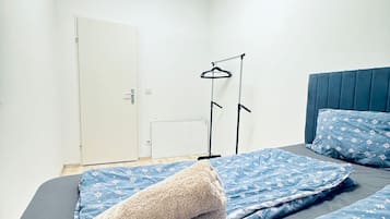 Ein Schlafzimmer mit einem Bett, Kissen und einem gefalteten Handtuch.