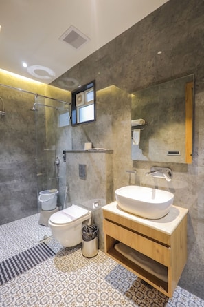 Ein modernes Badezimmer mit Duschkabine aus Glas, Toilette, Bidet und Waschtisch.