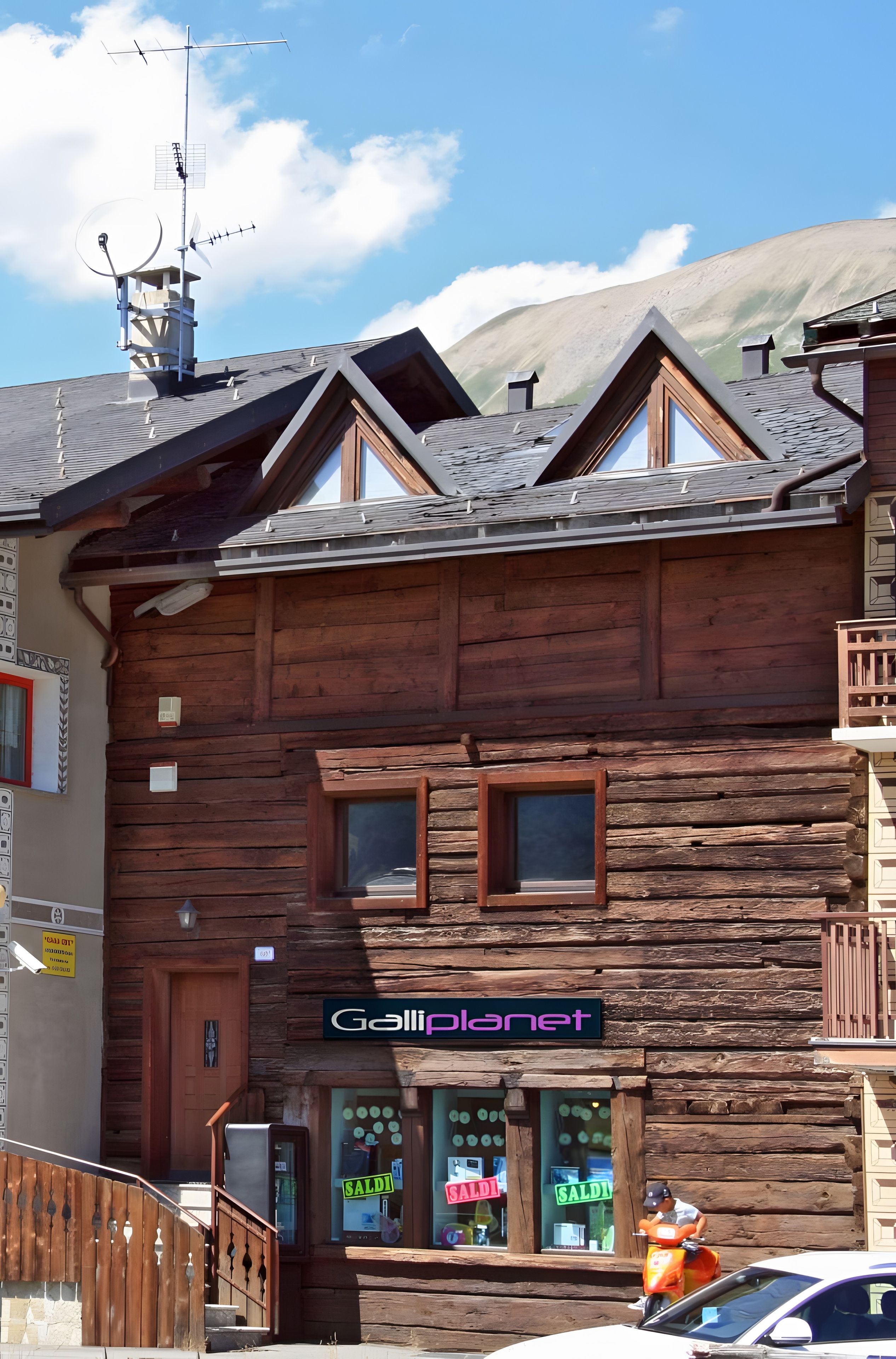 A log cabin-style building with a visible storefront named 'Galliplanet.'