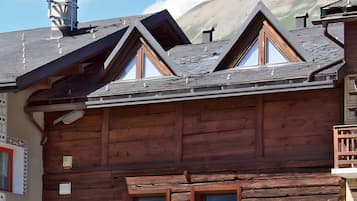 A log cabin-style building with a visible storefront named 'Galliplanet.'