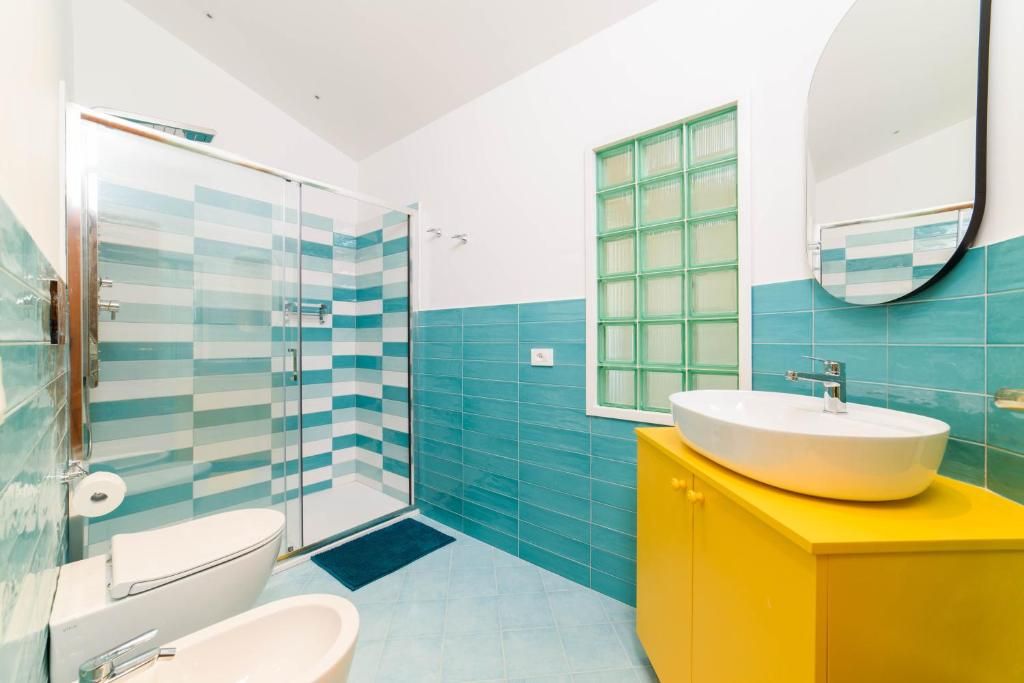 Ein Badezimmer mit Dusche, Toilette und Waschbecken.