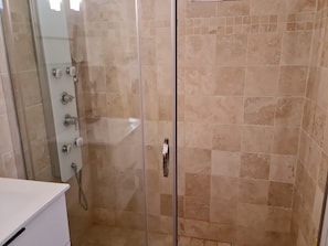 Bathroom - Charming Air-Conditioned Studio with Balcony, Steps from the Beach (Cavalaire-sur-Mer)