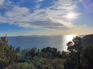 A coastal landscape with a view of the sea and distant landforms. - Charming Air-Conditioned Studio with Balcony, Steps from the Beach (Cavalaire-sur-Mer)
