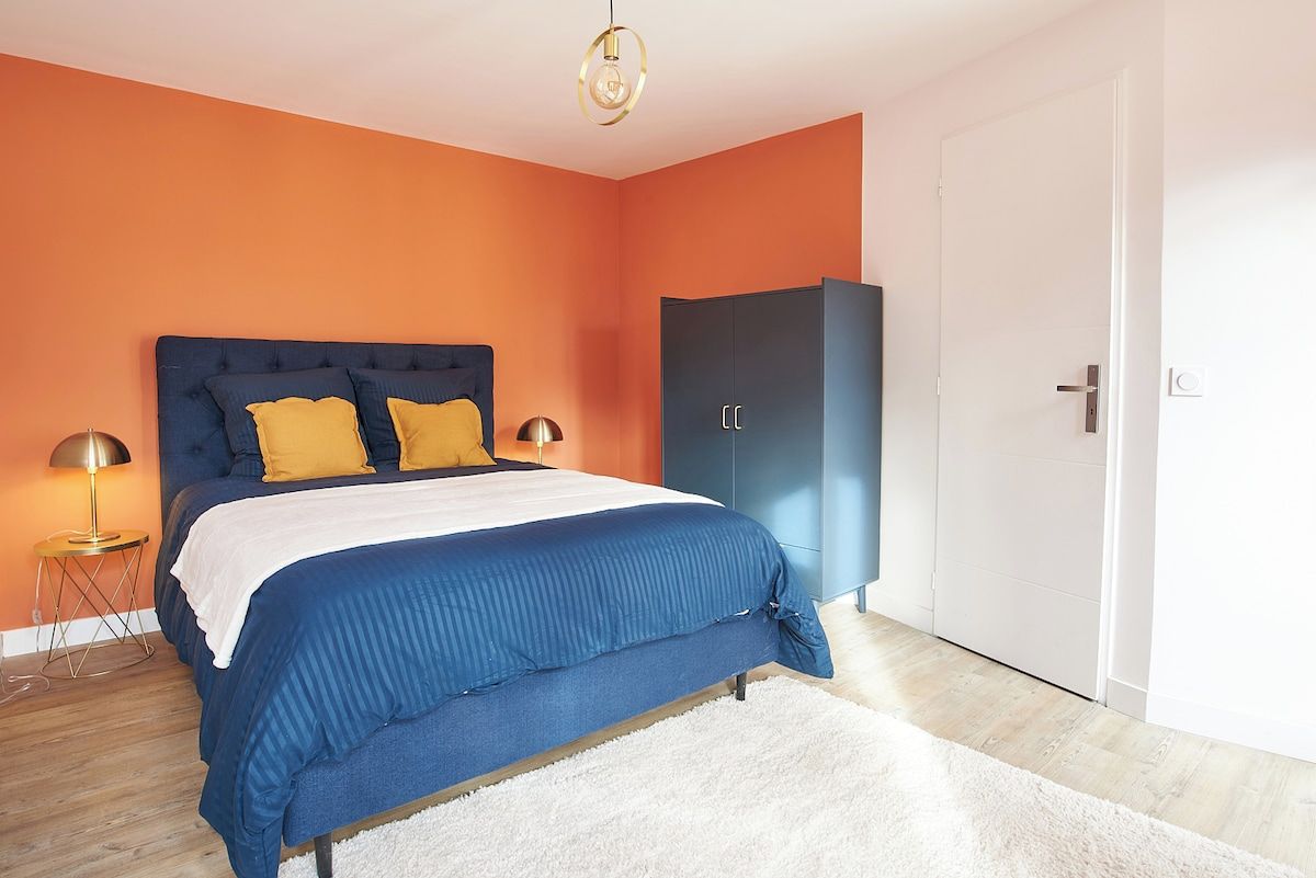 Una camera da letto con un letto, un armadio e una porta.