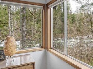 Interior - White Cap Retreat: 3-Bedroom Sandy Riverfront & Mt Hood Getaway (Sandy)