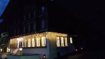 Un edificio con múltiples ventanas y un letrero que dice 'Castelour'.